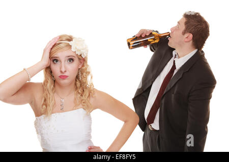 Couple de mariage malheureux, mariée avec boissons alcool marié. Femme à sa future décision faire violence - problème de l'alcoolisme Banque D'Images