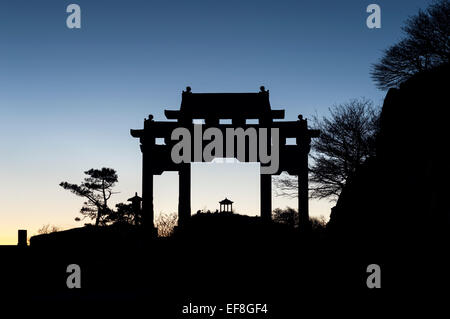 Arch et pavillon en silhouette sur le sommet de Taishan, en Chine Banque D'Images