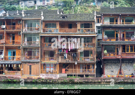 Des maisons sur pilotis sur la rivière tuojiang à fenghuang ancienne ville, province du Hunan, Chine Banque D'Images