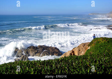 Femme prend des photos de l'océan Pacifique dans la région de Bodega Bay en Californie tout en regardant pour la migration des baleines Banque D'Images