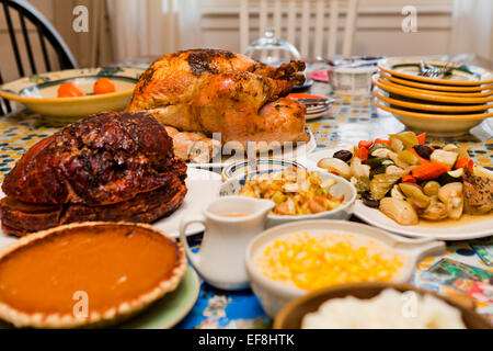 Dîner de dinde de Thanksgiving sur table - USA Banque D'Images