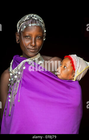 Le Masai femme avec un bébé Banque D'Images