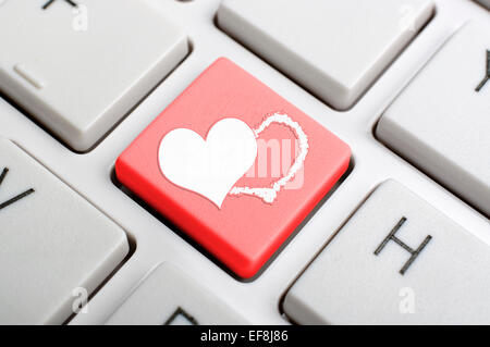 Le symbole du coeur rouge touche au clavier Banque D'Images