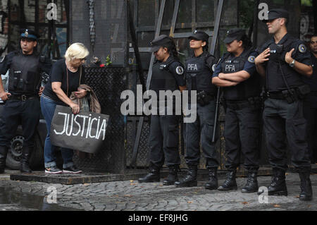 Buenos Aires, Argentine. 28 janvier, 2015. Une femme occupe des bannières dans l'avant de la police au cours de la cérémonie de la fin du service procureur Alberto Nisman à Buenos Aires, Argentine, le 28 janvier 2015. Le Président de l'Argentine, Cristina Fernandez, le lundi a rejeté les accusations portées contre elle par un procureur qui a été mystérieusement tué avant d'avoir le témoignage potentiellement explosifs, appelant à une réforme profonde des services de renseignement. Credit : Alejandro Belvedere/TELAM/Xinhua/Alamy Live News Banque D'Images