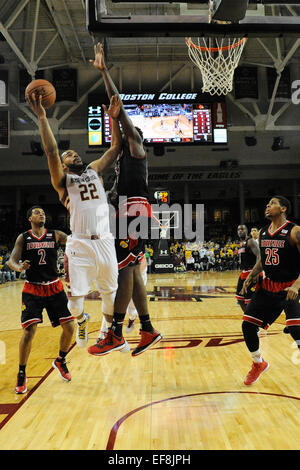 Chestnut Hill, Massachusetts, USA. 28 janvier, 2015. Boston College Eagles avant Aaron Brown (22) pousses durant la partie de basket-ball de NCAA entre les Cardinals de Louisville et le Boston College Eagles tenue au Conte Forum à Chestnut Hill, Massachusetts. Louisville a battu Boston College 81-72 dans le temps réglementaire. Eric Canha/CSM/Alamy Live News Banque D'Images