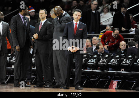 Chestnut Hill, Massachusetts, USA. 28 janvier, 2015. Louisville Cardinals entraîneur-chef Rick Pitino attend le début de la jeu de basket-ball de NCAA entre les Cardinals de Louisville et le Boston College Eagles tenue au Conte Forum à Chestnut Hill, Massachusetts. Louisville a battu Boston College 81-72 dans le temps réglementaire. Eric Canha/CSM/Alamy Live News Banque D'Images