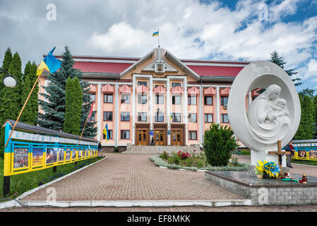 Sculpture religieuse devant le conseil municipal à la place de l'indépendance de Kosiv, Région Hutsul, Prykarpattia région, l'Ukraine Banque D'Images