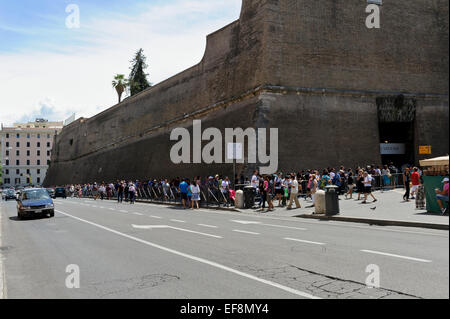 Longue file d'attente à l'extérieur du périmètre du musée du Vatican, Cité du Vatican, Rome, Italie. Banque D'Images