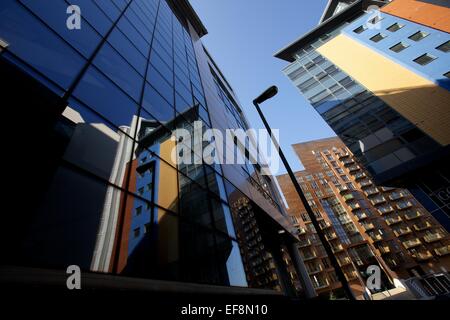 Tourné à l'extérieur des bâtiments du centre-ville de Leeds Banque D'Images