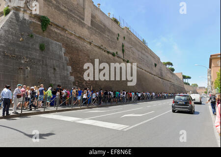 Longue file d'attente à l'extérieur du périmètre du musée du Vatican, Cité du Vatican, Rome, Italie. Banque D'Images