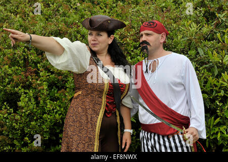 Fancy dress couple pirate Banque D'Images