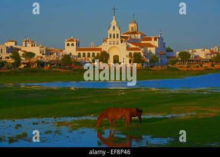 El Rocio village et Ermita del Rocío hermitage dans la lumière du matin, El Rocio, Almonte, Marismas de Doñana, province de Huelva Banque D'Images