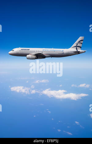 SX-DGD Aegean Airlines Airbus A320-232 en vol au dessus de la Mer Méditerranée Banque D'Images