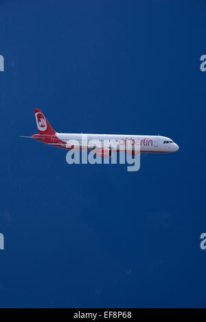 D'ALSA-Air Berlin Airbus A321-211 en vol sur fond de ciel bleu Banque D'Images