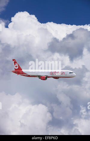 D'ALSA-Air Berlin Airbus A321-211 en vol dans les nuages Banque D'Images