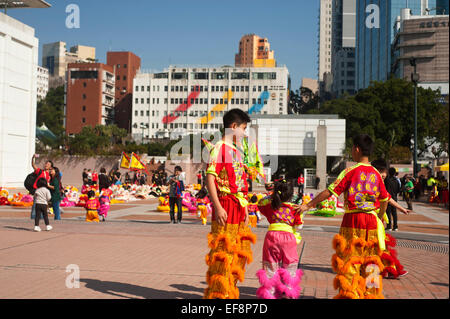 Hong Kong 2015 - Garçons Filles expositions préparation pour le nouvel an chinois Banque D'Images