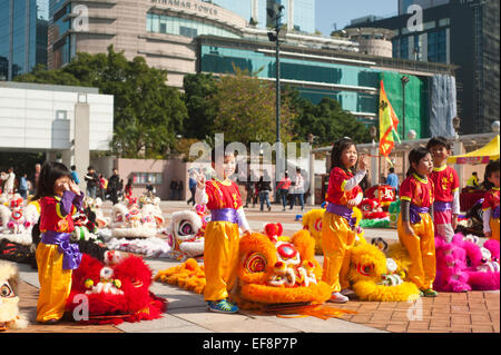 Hong Kong 2015 - Garçons Filles expositions préparation pour le nouvel an chinois Banque D'Images