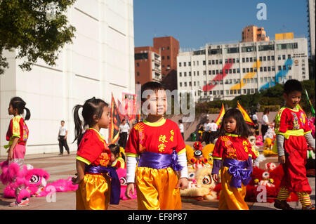 Hong Kong 2015 - Garçons Filles expositions préparation pour le nouvel an chinois Banque D'Images