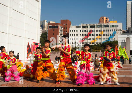 Hong Kong 2015 - Garçons Filles expositions préparation pour le nouvel an chinois Banque D'Images