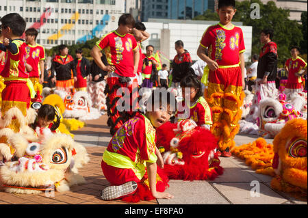 Hong Kong 2015 - Garçons Filles expositions préparation pour le nouvel an chinois Banque D'Images