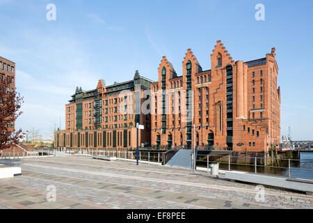 Ancien entrepôt quai Kaispeicher B dans le quartier des entrepôts de Speicherstadt à partir de 1879, maintenant l'International Maritime Museum Banque D'Images