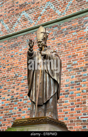 Le Pape Jean Paul II, statue, Église catholique polonaise de l'Ascension, Sainte Croix et de l'Apôtre Barthélemy, Drohobycz, Ukraine Banque D'Images