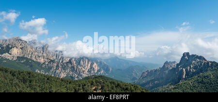 Vue panoramique sur la vallée, les pentes des montagnes avec des pics rocheux entouré de forêts de pins, falaises, Col de Bavella Banque D'Images