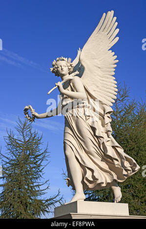 Victoria flottante sculpture, déesse de la Victoire, dans les jardins du palais du château Schweriner Schloss, Schwerin Banque D'Images