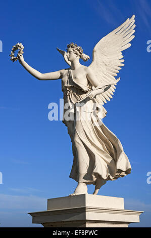 Victoria flottante sculpture, déesse de la Victoire, dans les jardins du palais du château Schweriner Schloss, Schwerin Banque D'Images