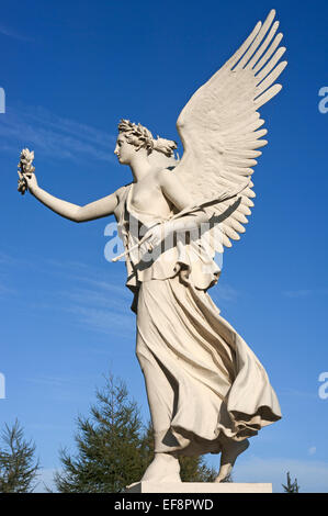 Victoria flottante sculpture, déesse de la Victoire, dans les jardins du palais du château Schweriner Schloss, Schwerin Banque D'Images