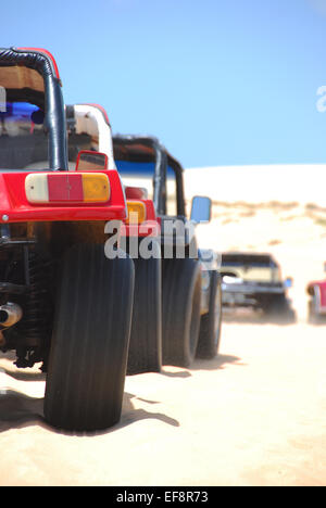 Brésil, Région du Nord-Est, Ceara, Jijoca de Jericoacoara, Beach buggies stationné dans la rangée sur le sable Banque D'Images