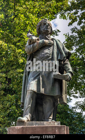 Statue du poète polonais Adam Mickiewicz, maintenus dans la clandestinité pendant la période soviétique, en 1989, ramené à Ivano-Frankivsk, Ukraine Banque D'Images