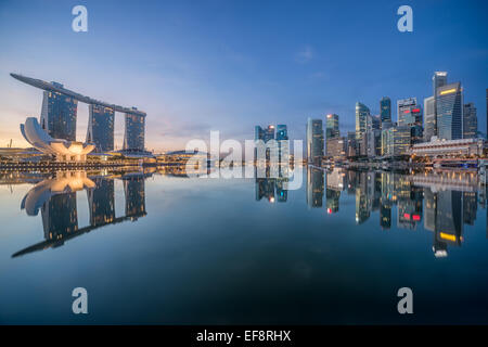 Réflexions sur le paysage urbain à Marina Bay, Singapour Banque D'Images