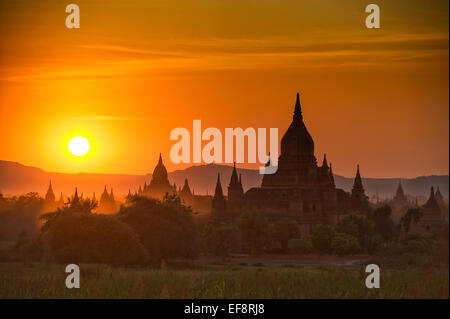 Le Myanmar, Mandalay, Bagan, stupas de temples bouddhistes silhouetté contre ciel du matin Banque D'Images