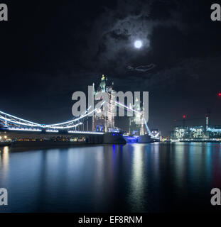 Royaume-uni, Angleterre, Londres, vue de la nuit de Tower Bridge Banque D'Images