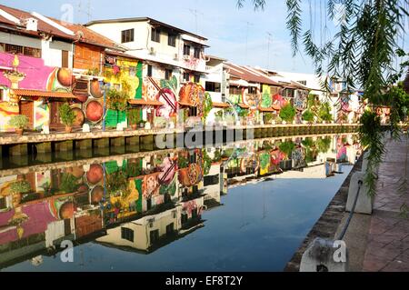 La Malaisie, l'État de Melaka, Malacca, bâtiments Graffitied on riverbank Banque D'Images