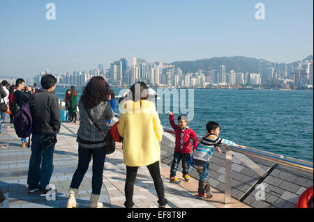 Hong Kong 2015 - Les personnes bénéficiant d'une journée ensoleillée à l'Avenue des Stars Banque D'Images