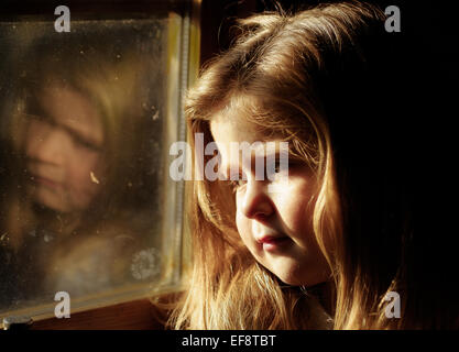 Portrait of Girl sitting in train Banque D'Images