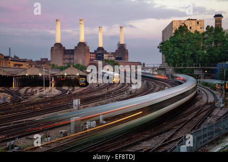 Train en direction de la gare de Battersea Power Station, Londres, Angleterre, Royaume-Uni Banque D'Images