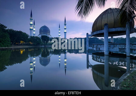 La Malaisie, Shah Alam, lever du soleil à Masjid Sultan Salahuddin Abdul Aziz Shah mosque Banque D'Images