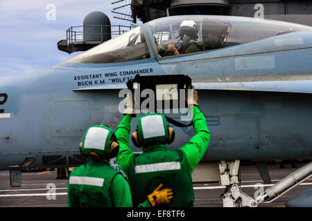 Un pilote de la Marine américaine confirme le poids de son F/A-18 Hornet avant le lancement de la cabine de pilotage de la centrale nucléaire de la classe Nimitz porte-avions USS John C. Stennis, 28 janvier 2015 dans la mer de Chine orientale. Banque D'Images