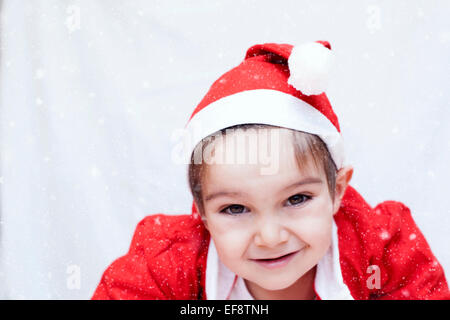 Boy (2-3) habillé en père Noël Banque D'Images