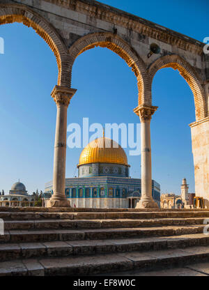 Israël, Jérusalem, des voûtes en pierre et le dôme du Rocher Banque D'Images