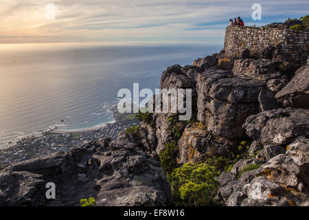 L'Afrique du Sud, Cape Town, les personnes bénéficiant de vues du haut de la Montagne de la table Banque D'Images