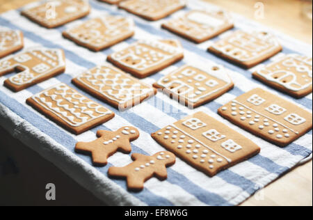 Gingerbread cookies en rangées sur un tissu à rayures Banque D'Images