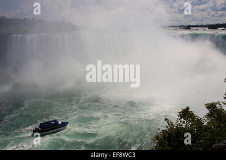 Bateau en direction des chutes du Niagara, État de New York, États-Unis Banque D'Images