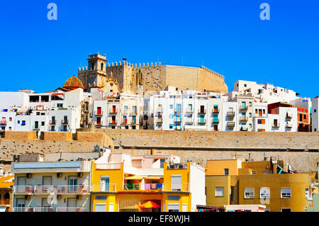 Vue sur la vieille ville de Peniscola, Espagne, avec le château en arrière-plan Banque D'Images