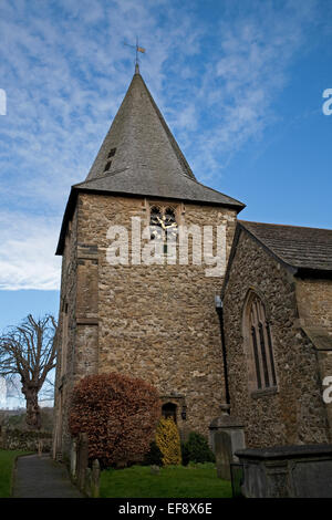 Ciel bleu sur l'église St Mary à Westerham Kent Banque D'Images