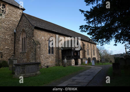 Ciel bleu sur l'église St Mary à Westerham Kent Banque D'Images