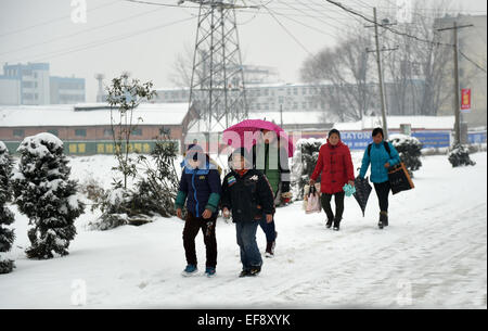 Wuhan, province du Hubei en Chine. 29 janvier, 2015. Les gens marchent dans la neige dans la ville de Xiangfan, Province de Hubei en Chine centrale, le 29 janvier 2015. Pluie continue et la neige a frappé la province depuis le mercredi. Credit : Hao Tongqian/Xinhua/Alamy Live News Banque D'Images